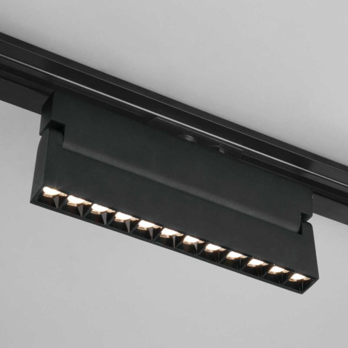 
                    Трековый светодиодный светильник Elektrostandard Garda 85018/01 черный a057442        
    