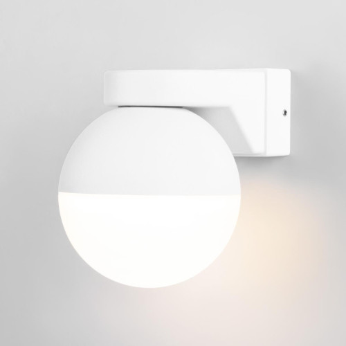 
                    Настенный светильник Elektrostandard Moon MRL 1028 белый a062857        
    